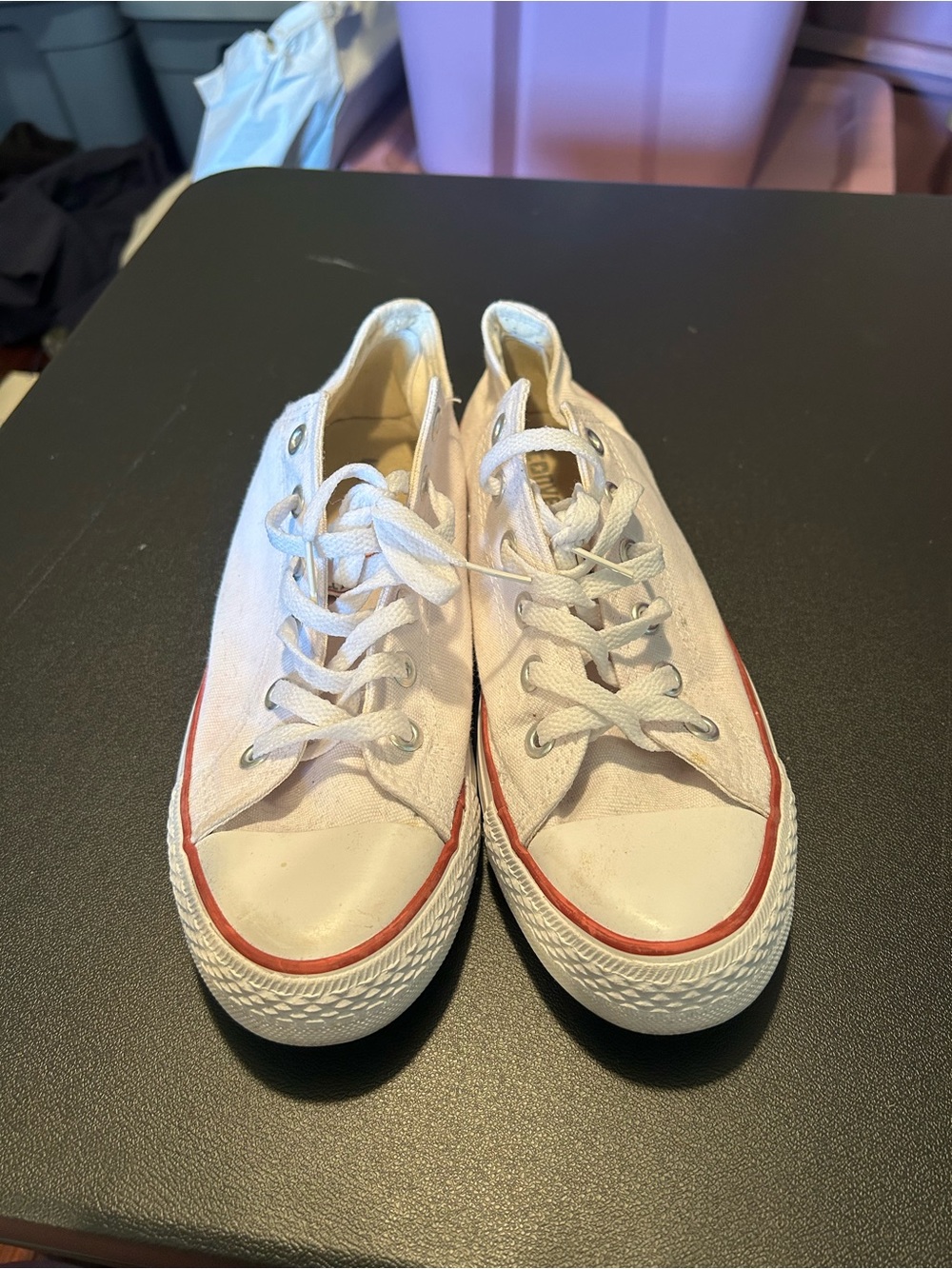 White Converse sneakers with red trim women’s 9 men’s 7.5